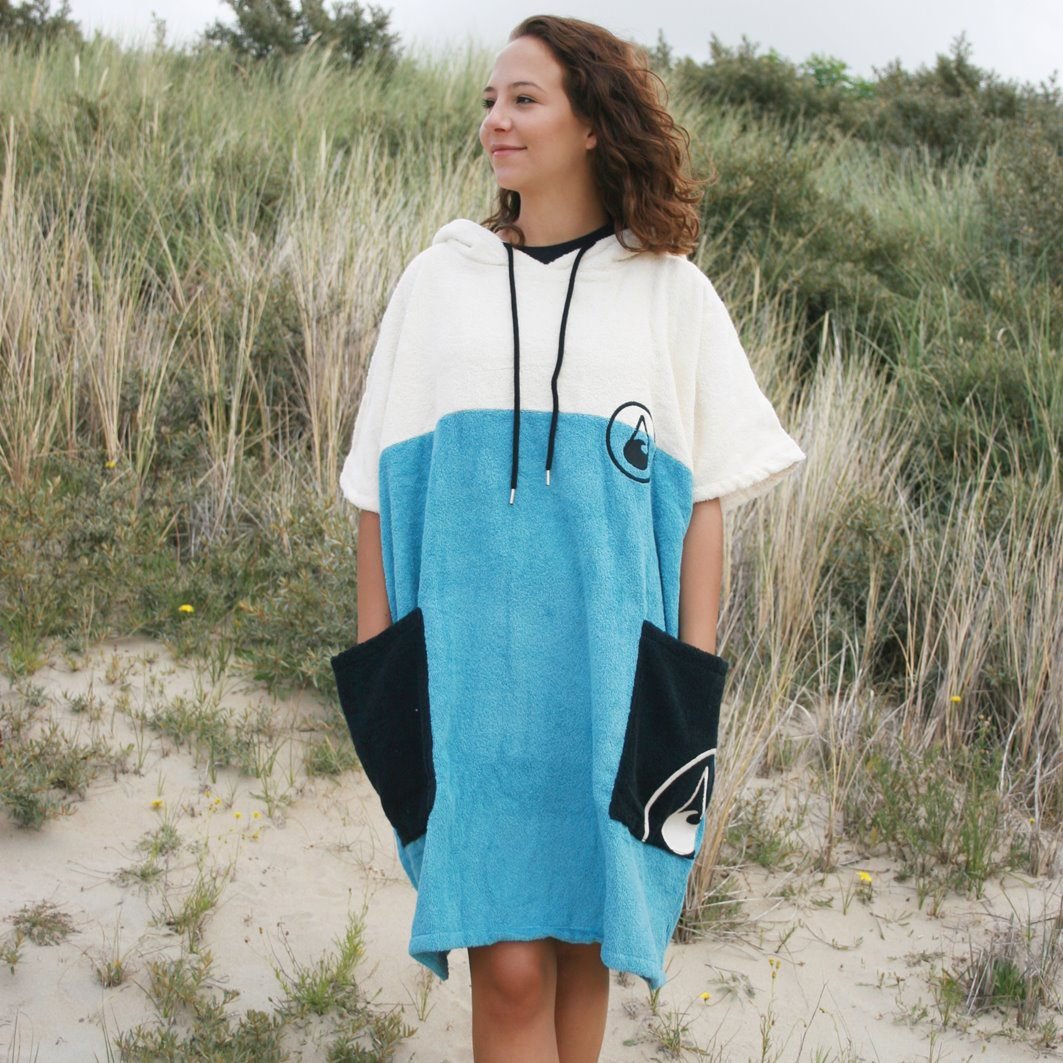 Sauna- und Surf-Poncho Porto mit Kordelzug und Logo auf der Brust