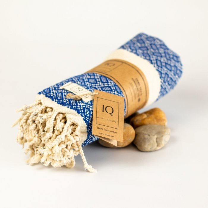 Blaue Hamamtuch Bolivia von cotonIQ aus weicher Baumwolle, liegt flach auf einem weißen Hintergrund.