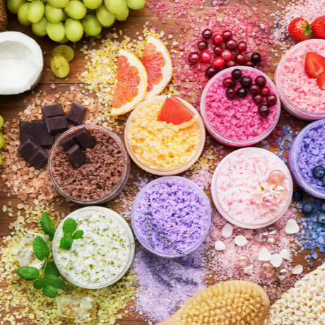 Salz-Körperpeeling mit grobem Peelingsalz von Saules Fabrika, zeigt die Textur und Anwendung des natürlichen Körperpeelings.