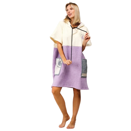 Frau im WAVE HAWAII AirLite Poncho PENICHE in Creme und Flieder