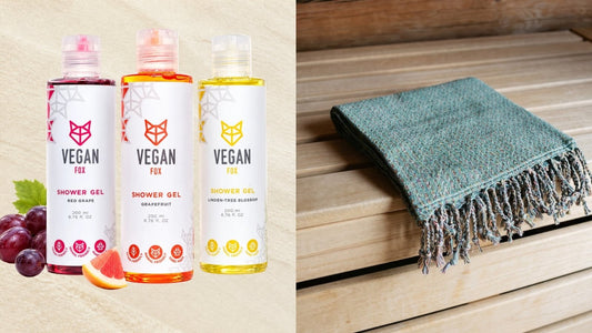 VEGAN FOX Duschgele inkl. Grapefruit neben grünem Hamamtuch Ocean auf einer Saunabank