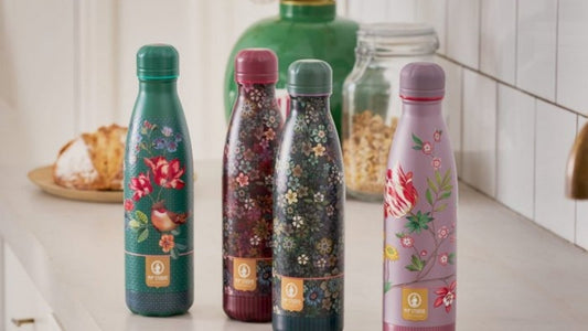 IZY x Pip Studio Thermosflaschen mit Blumenmuster, darunter La Dolce Vita, auf einer hellen Küchenablage