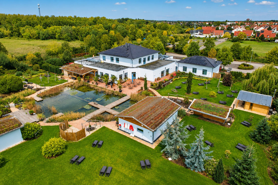 Luftaufnahme der Meri Sauna am Kulkwitzer See mit Saunagarten, Schwimmteich und Liegewiesen