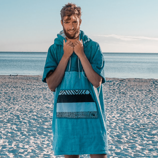 Mann im WAVE HAWAII Badeponcho AIR am Strand