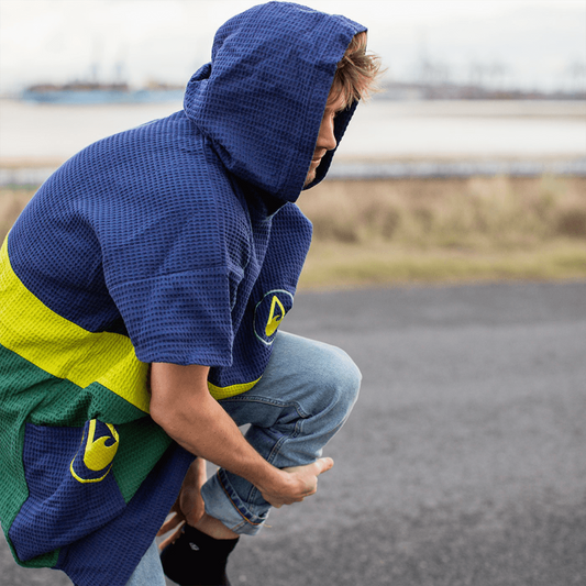 Mann mit Kapuze im WAVE HAWAII Travel Poncho PAMPATAR