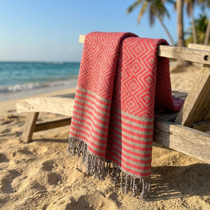 Weißes Hamamtuch MAHINA von BeachAndSteam, Baumwoll-Strandtuch und Saunatuch, mit traditionellem Muster, flauschig und leicht.