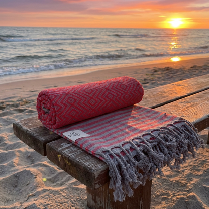 Hammam-Handtuch Mahina von BeachAndSteam aus Baumwolle, Strand- und Saunatuch, farblich gestreift, auf Strand gelegt