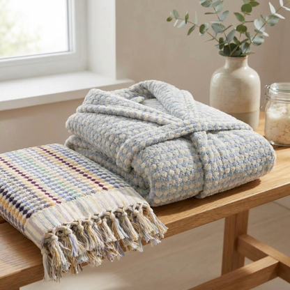 BeachAndSteam Saunatuch und Bademantel aus 100 % Baumwolle, weiche Textur, kuscheliger Bademantel für Sauna und Wellness.