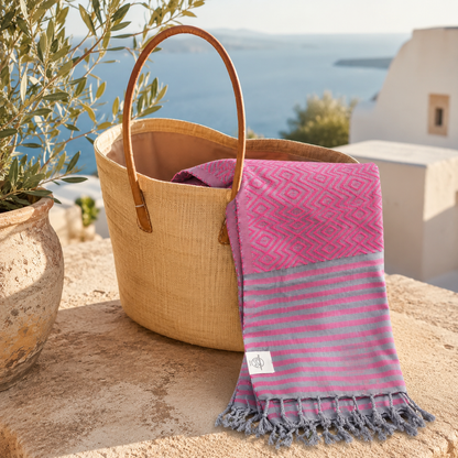 Weiches Hamamtuch MAHINA von BeachAndSteam, Strandtuch aus Baumwolle mit traditionellem Muster, zum Trocknen und Sonnenbaden.