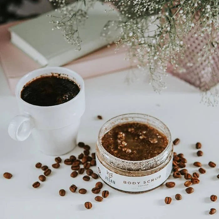 Kaffee-Körperpeeling von VEGAN FOX mit Peelingsalz, sichtbare Textur, ideal zur Hautpflege und Erfrischung.