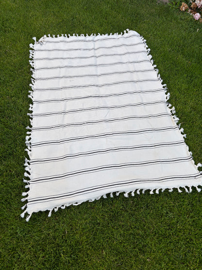 Großes Strandtuch XL Anatolia von BeachAndSteam, 130x180 cm, mit buntem, mediterranem Muster auf weichem Stoff.