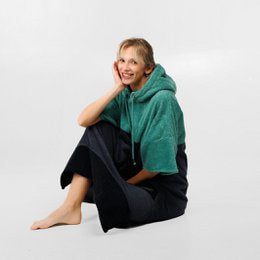WAVE HAWAII Badeponcho MOVE, weicher Poncho aus Frottee mit buntem Hawaii-Muster, ideal zum Baden und Entspannen.