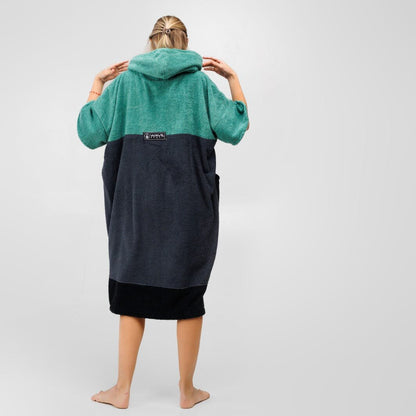 WAVE HAWAII Badeponcho MOVE, bequemer Poncho aus weichem Stoff mit buntem Hawaii-Design, ideal zum Baden und Entspannen.
