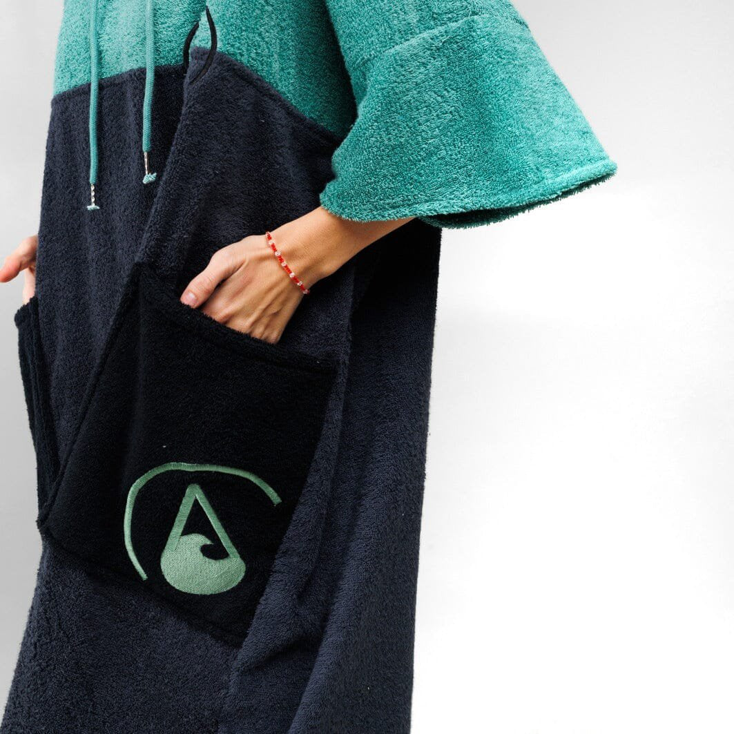Badeponcho WAVE HAWAII MOVE aus weichem Material, zeigt das stilvolle Design und die bequeme Passform, ideal für den Strand.
