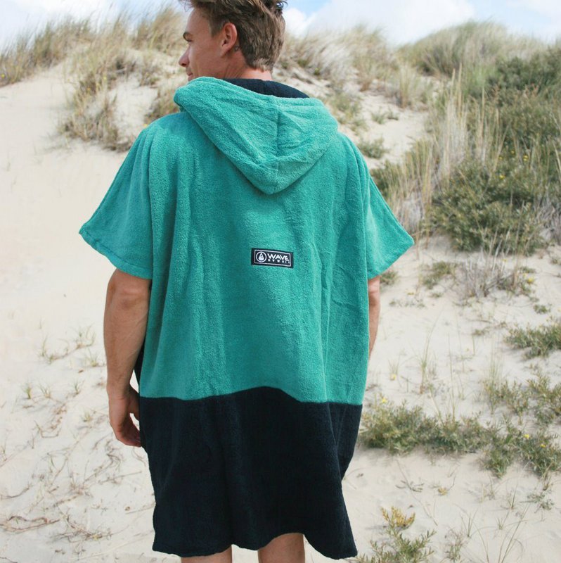 Badeponcho WAVE HAWAII FARO aus weichem Material, mit Kapuze und farbigem Design, für den Strand oder Schwimmbad.