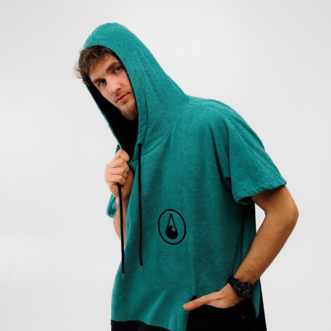Badeponcho WAVE HAWAII FARO aus weichem Stoff, zeigt das stilvolle Design mit Kapuze, ideal für den Strand oder Pool.