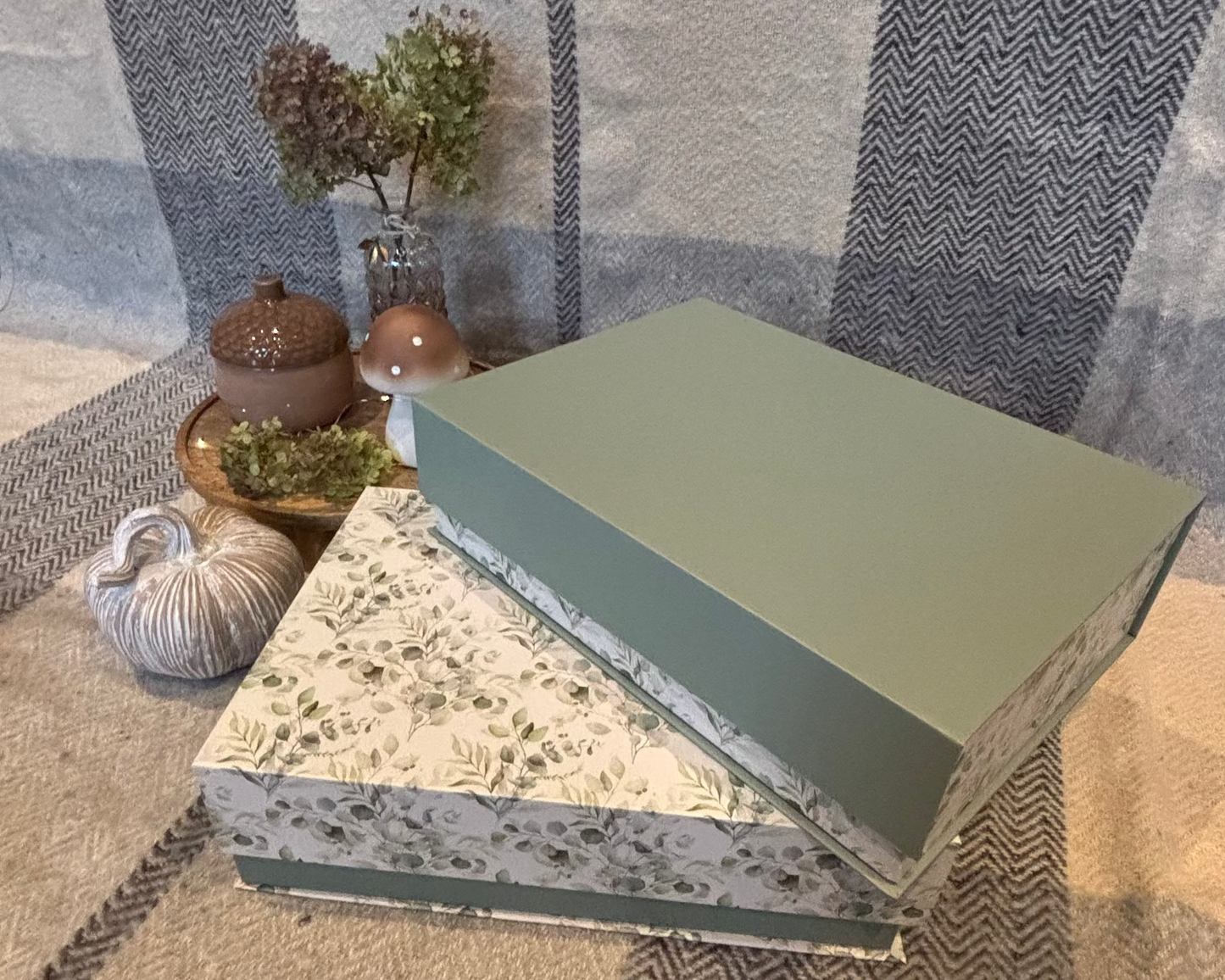 Rechteckige Geschenkbox mit Eukalyptus-Muster , dekorativ und stabil – ideal zum Verschenken oder Aufbewahren.