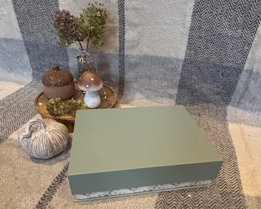 Rechteckige Geschenkbox mit mattem grünen Deckel und Eukalyptus-Muster im Inneren, dekorativ und stabil – ideal zum Verschenken oder Aufbewahren.