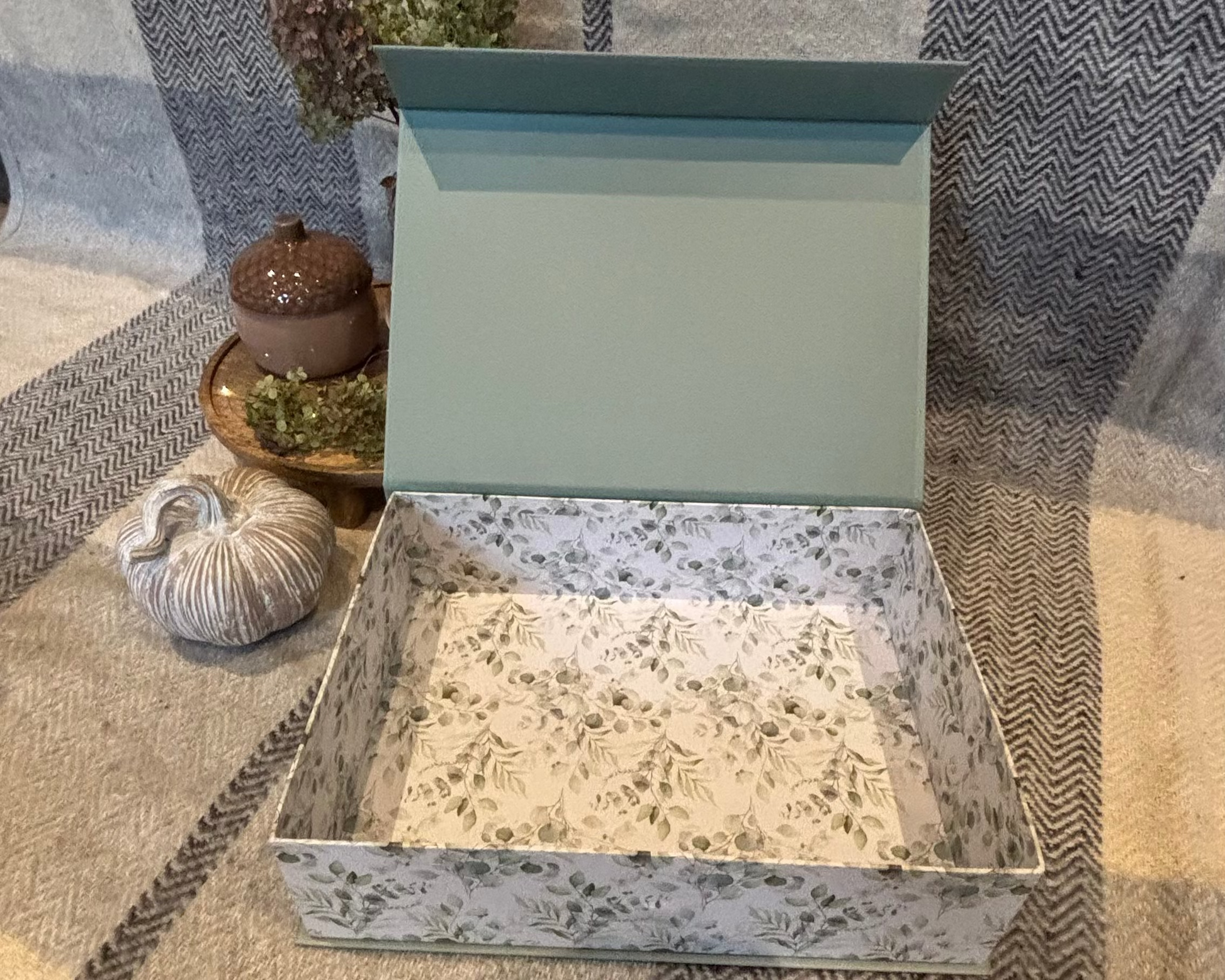 Rechteckige Geschenkbox mit mattem grünen Deckel und Eukalyptus-Muster im Inneren, dekorativ und stabil – ideal zum Verschenken oder Aufbewahren.