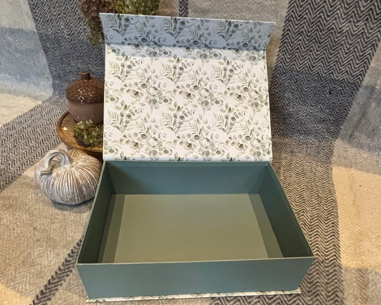 Geschenkbox mit Eukalyptus-Muster auf dem Deckel und den Außenseiten, Innenseite in mattem Grün, rechteckig, dekorativ und stabil – ideal als Geschenk- oder Aufbewahrungsbox.