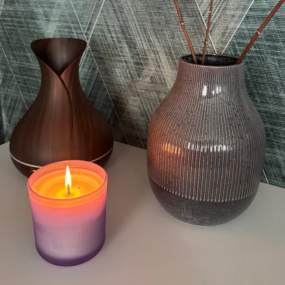 Aroma Diffusor in Holzoptik mit brennender Kerze und Vase