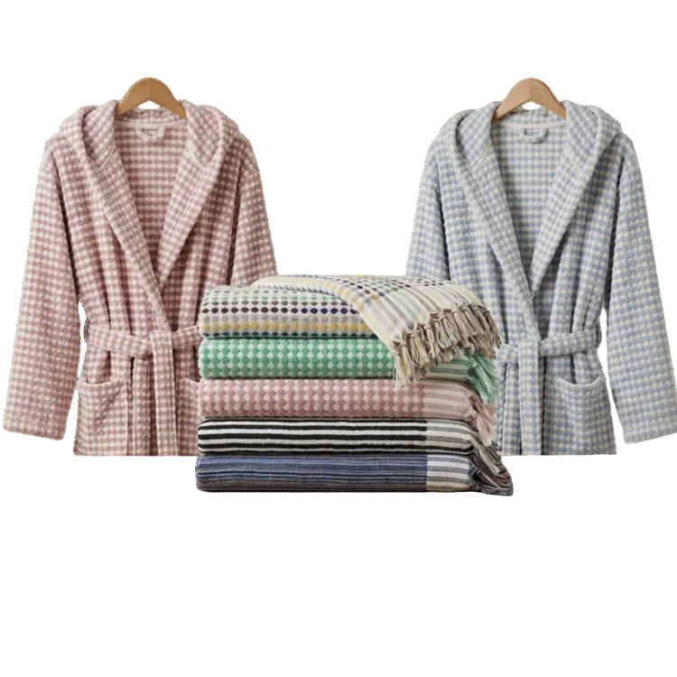 BeachAndSteam Saunatuch und Bademantel Bundle aus Baumwolle, bequem und weich, ideal für Wellness und Sauna.