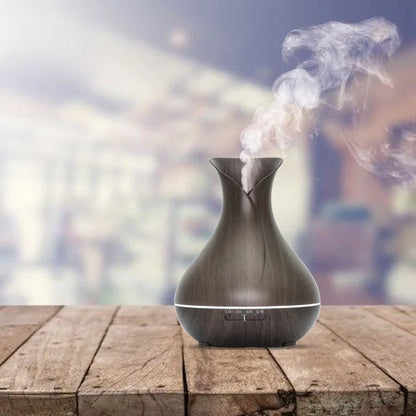 Aroma-Diffusor von BeachAndSteam, elegantes Design, zeigt den Diffusor mit Wasserbehälter und Aromalicht in modernem Stil