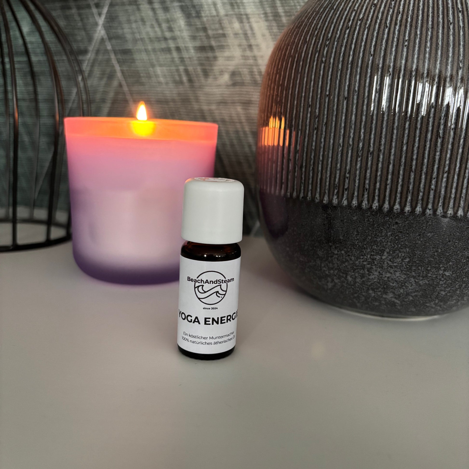 Ätherisches Öl Yoga Energy von BeachAndSteam in 10 ml Flasche, ideal für Aromatherapie und Entspannung.