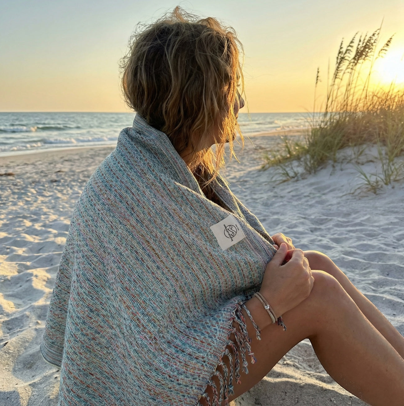 Schwarz-graues Hamamtuch Ocean von BeachAndSteam aus 100 % Baumwolle, weiches und saugfähiges Badetuch, liegend auf weißem Hintergrund.