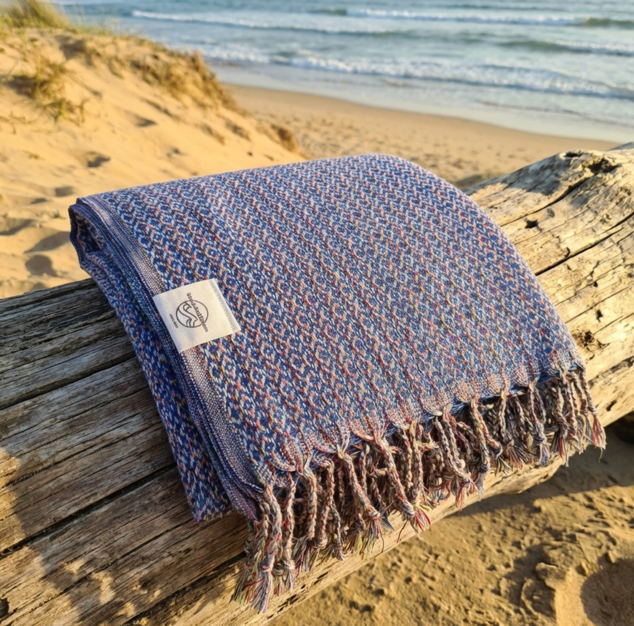 Schwarzfarbenes Hamamtuch Ocean aus 100 % Baumwolle von BeachAndSteam, weiches und saugfähiges Badetuch für Strand und Spa