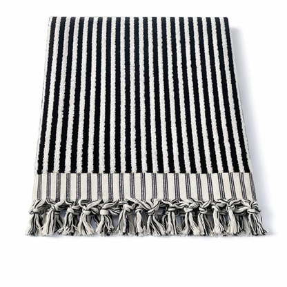 Großes DOTWAVE Saunatuch von BeachAndSteam, 90x175 cm, aus 100 % Baumwolle, mit buntem Confetti-Design, bequem und weich.