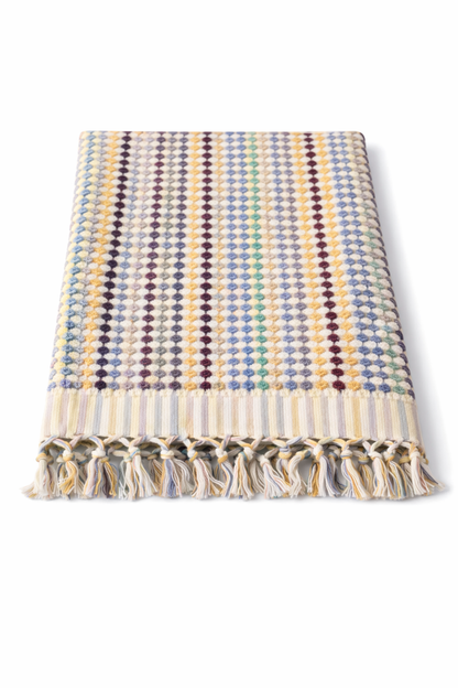 Großes DOTWAVE Saunatuch von BeachAndSteam, 90 x 175 cm, aus 100 % Baumwolle mit buntem Confetti-Design.