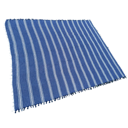 Blaues Coastline XXL Hamamtuch von BeachAndSteam, weiches Strandtuch mit traditionellem Muster zum Entspannen am Strand