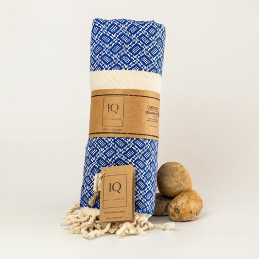 Blaue CotonIQ Hamamtuch Bolivia aus weichem Baumwollstoff, ideal für Sauna, Strand oder Bad.