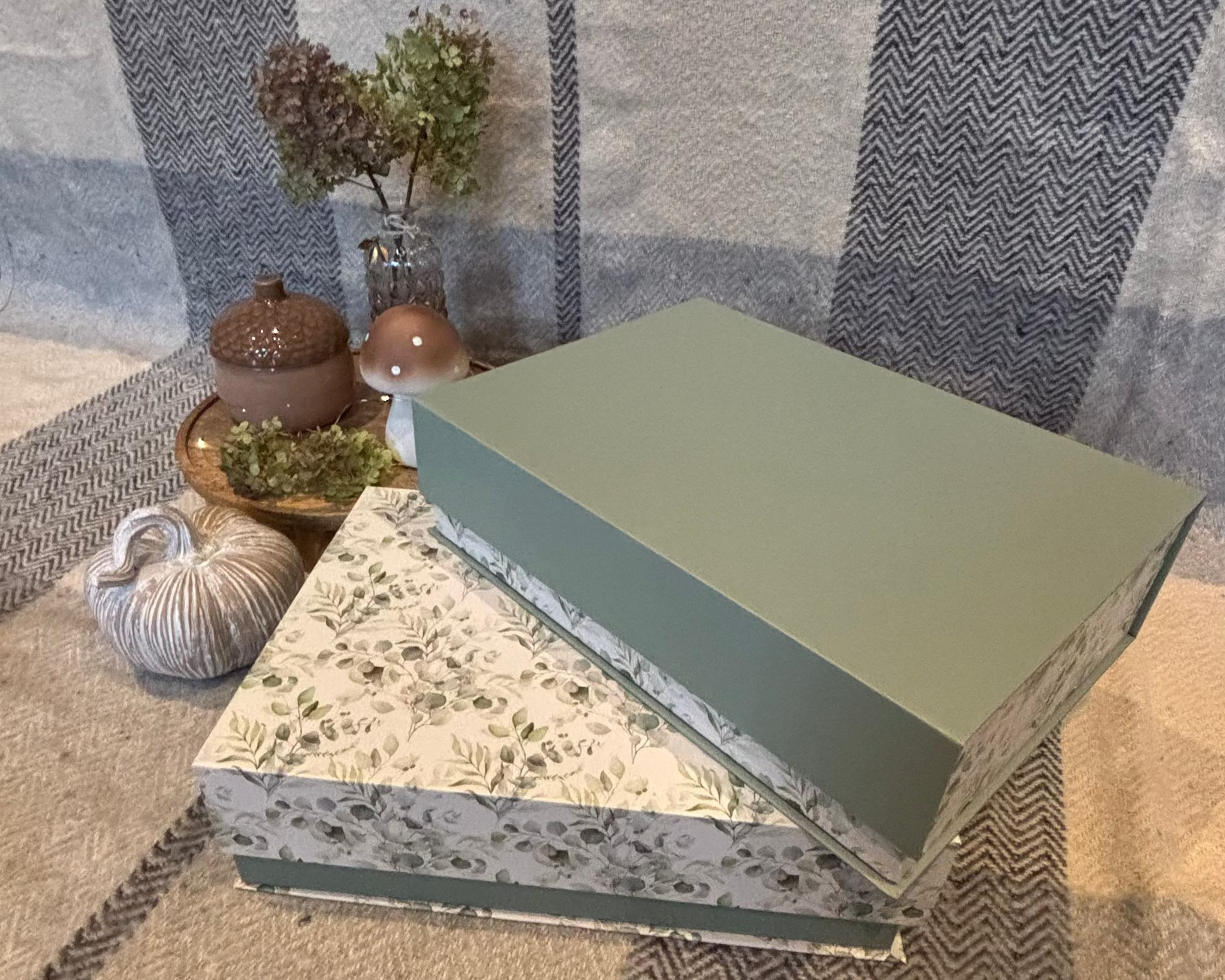 Geschenkbox Eukalyptus mit Blättermuster außen und salbeigrünem Deckel