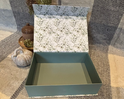 Geöffnete Geschenkbox Eukalyptus in Salbeigrün mit Blättermuster im Deckel