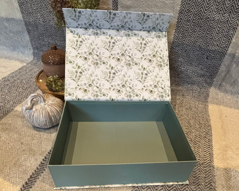 Geöffnete Geschenkbox Eukalyptus in Salbeigrün mit Blättermuster im Deckel