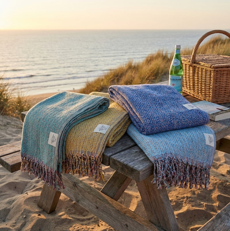 Hamamtücher Ocean in mehreren Farben auf einem Picknicktisch am Strand