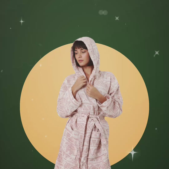 Damen-Bademantel in Rosa mit Elefanten Muster aus weichem Stoff, Kapuze und Gürtel, frontal getragen