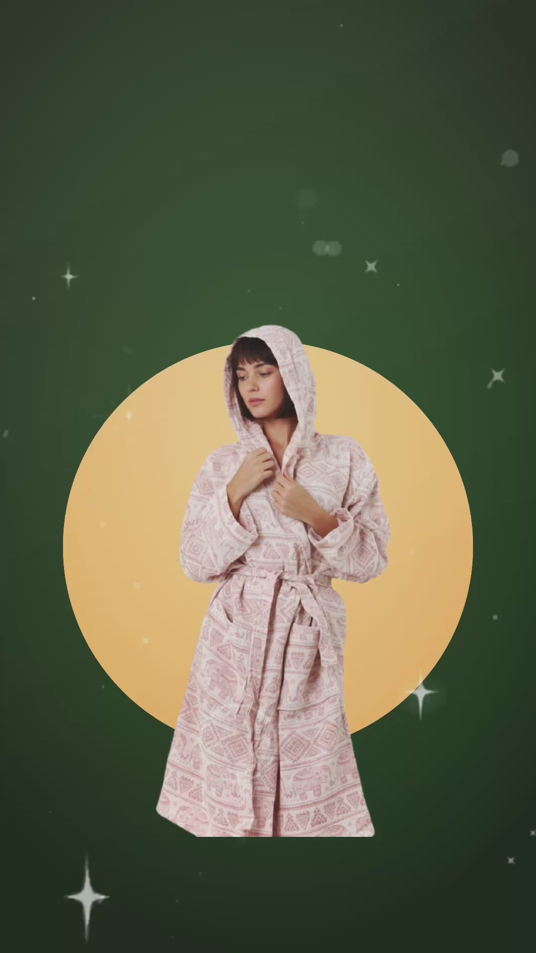 Damen-Bademantel in Rosa mit Elefanten Muster aus weichem Stoff, Kapuze und Gürtel, frontal getragen