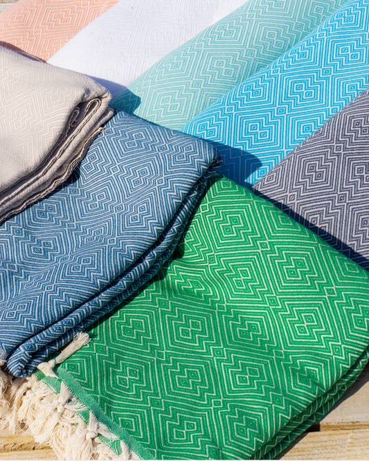 Großes Samimi Hamamtuch XXL aus weichem, saugfähigem Stoff, ideal für Strand und Sauna, in hellen Farben.