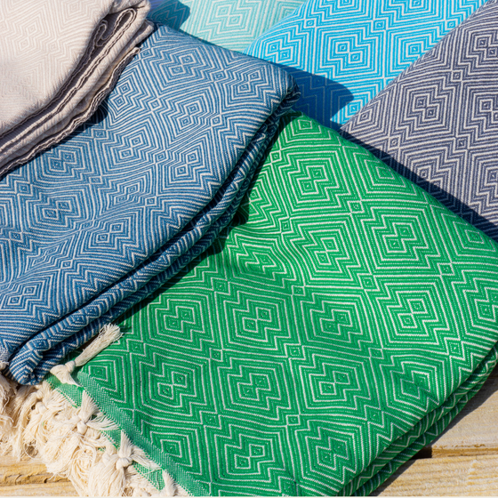 Blaues XXL Hamamtuch von Samimi, weiches und saugfähiges Badetuch für Sauna und Strand, mit traditionellen Mustern.