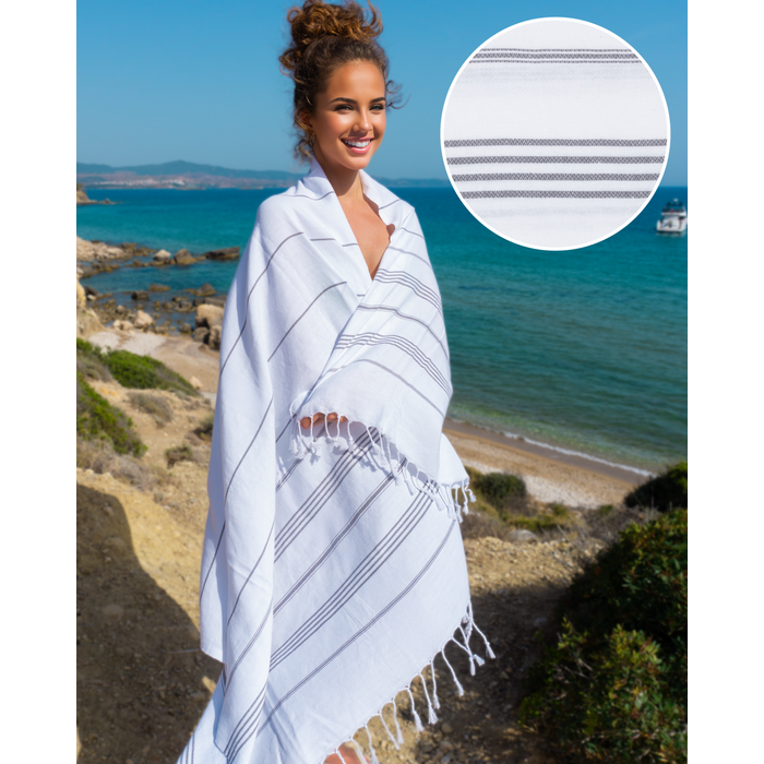 BeachAndSteam Wellness-Set mit weißem Hamamtuch, perfekt als Muttertagsgeschenk für Selbstfürsorge zuhause.