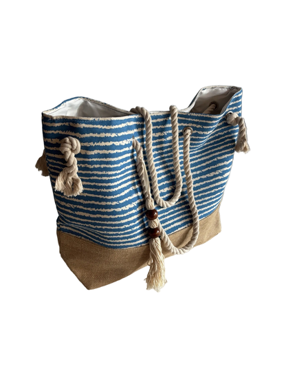 Blau-weiß gestreifte Strandtasche Marina schräg von vorn, mit Holzperlen und Quaste am Henkel