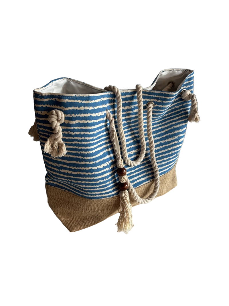 Blau-weiß gestreifte Strandtasche Marina schräg von vorn, mit Holzperlen und Quaste am Henkel