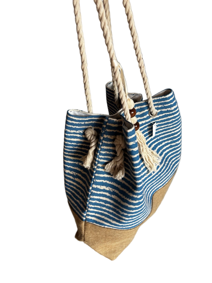 Strandtasche Marina hängend, Seitenansicht mit Kordelknoten
