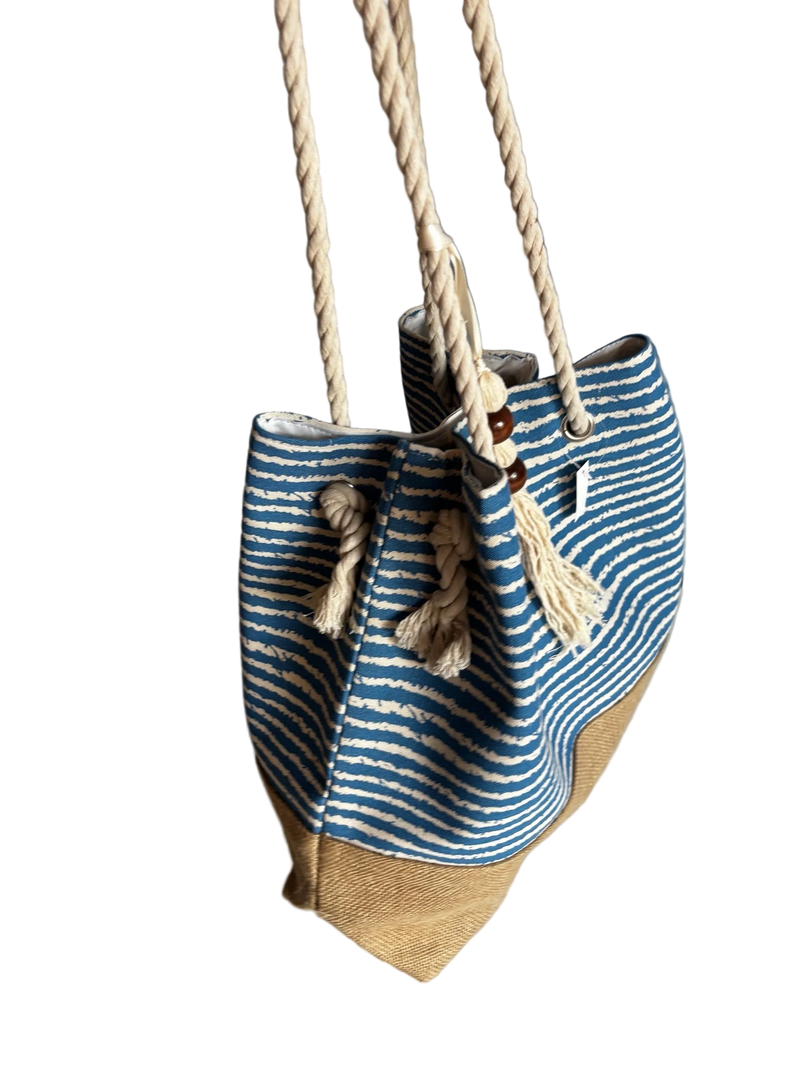 Strandtasche Marina hängend, Seitenansicht mit Kordelknoten