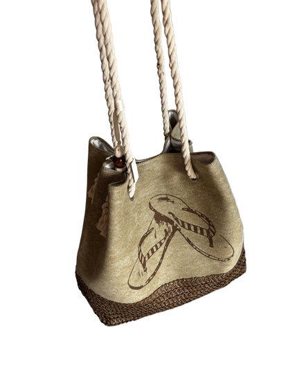 Strandtasche Flip-Flop mit geflochtenem braunem Boden und Holzperlen am Henkel