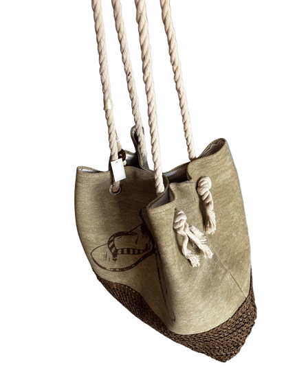 Strandtasche Flip-Flop, Seitenansicht mit Kordelhenkeln, Metallösen und Knoten mit Quaste