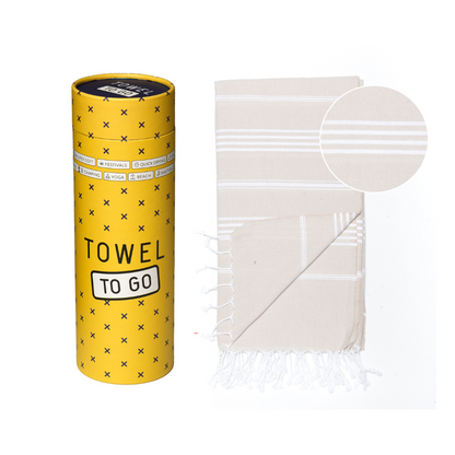 Beiges Hamamtuch von Towel To Go aus 100 % recycelter Baumwolle, weiches Handtuch für unterwegs oder als Geschenk.
